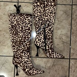 VINCE CAMUTO LEOPARD/CHEETAH PRINT HIGH KNEE BOOTSB